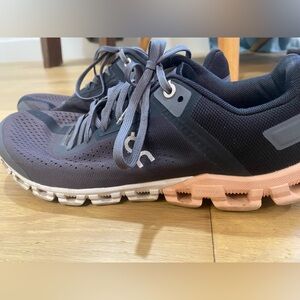 On Running Cloudflow womens running shoes in the Rock/Rose colorway 7.5 GUC